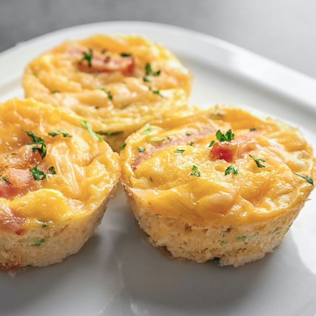 Muffins pour petit-déjeuner en protéines blancs sur les œufs à la course