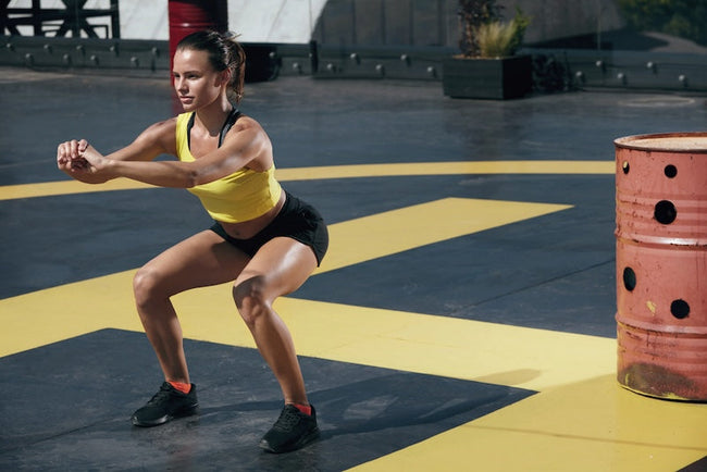 Comment les squats avec talons surélevés vous aident à mieux vous entraîner, à développer plus de muscles et à bouger avec une meilleure posture