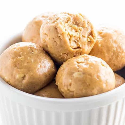 Recette de balle protéique rapide de 5 minutes à faire avec de la poudre de protéine de vanille